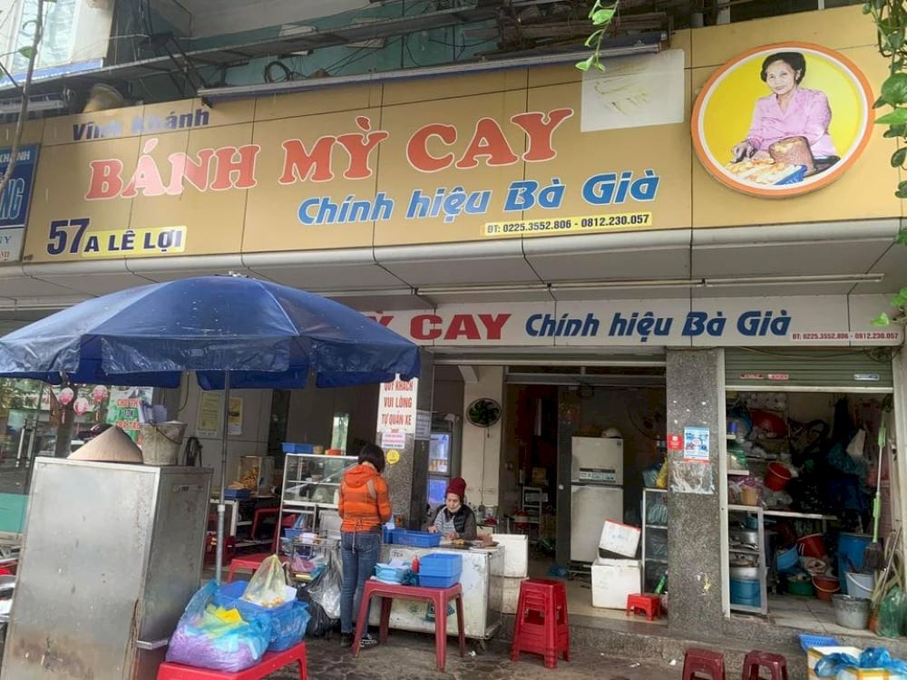 Quán bánh mì cay Bà Già